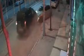 Elazığ'da park halindeki araca çarpıp kaçtı