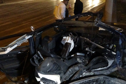 Adana'da  ağaca çarpan otomobil ikiye bölündü: 1 yaralı