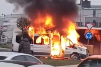 İstanbul Arnavutköy’de servis aracı alevlere teslim oldu!