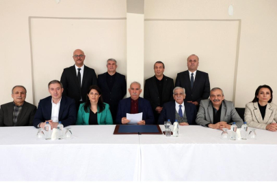 İmralı görüşmesinin fotoğrafında dikkat çeken ‘mikrofon’ detayı!