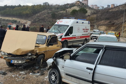 Manisa Demirci’de iki otomobil çarpıştı: 3 kişi yaralandı