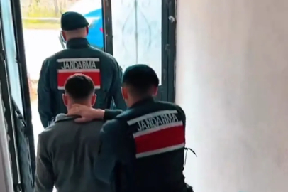 Silahla 'La bizi kim alabilir' paylaşımı yapan 2 kişi jandarmalar tarafından evlerinden alındı!
