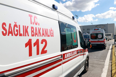 Başına buz kütlesi düşen genç kız hastanelik oldu