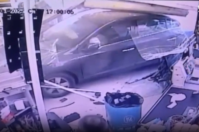 Otomobil markete daldı