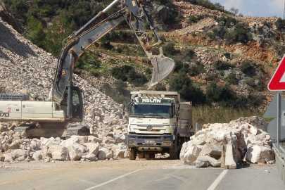 Antalya Alanya'da dinamitle patlatılan dağ, karayolunu 6 saat kapalı tuttu