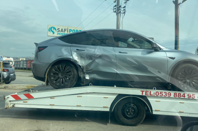 Kocaeli'de hasta taşıyan ambulans kırmızı ışıkta kaza yaptı