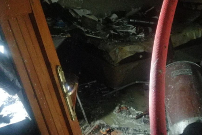 Isparta'da sobadan çıkan yangın evin bir kısmını küle çevirdi