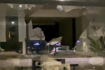 Bursa'da gece yarısı iş yerine taşlı saldırı! Motosiklet ile gelip...