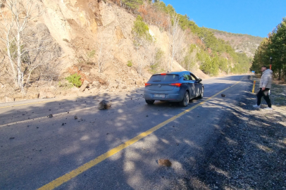 Heyelanlı bölgede tehlike sürüyor: Domaniç-İnegöl karayoluna taş düştü