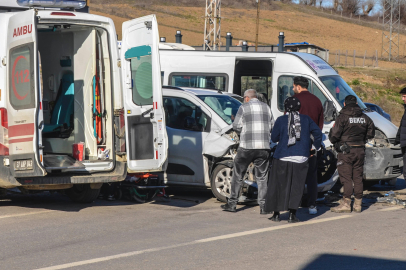 Kastamonu’da minibüs ile hafif ticari araç çarpıştı