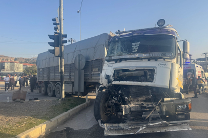 Afyonkarahisar'da tırla çarpışan midibüste 4'ü yabancı uyruklu 5 kişi yaralandı