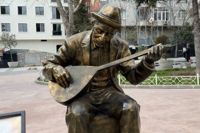Aşık Veysel heykelinin sazını kırdılar
