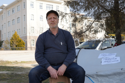 Burdur'da kirası yükseltilince adliye önüne çadır kurdu