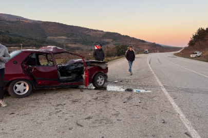 Bursa'da feci kazada otomobil, kamyona çarptı! Ölü ve yaralılar var...