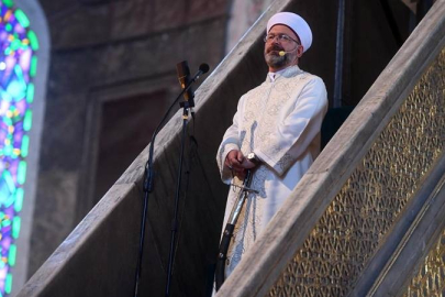 Erbaş'ın tartışma çıkaran akıllı mikrofon kullanımı!