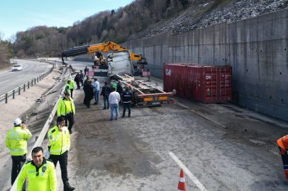 Bursa'da konteyner yüklü tır devrildi! Metrelerce sürüklenip...