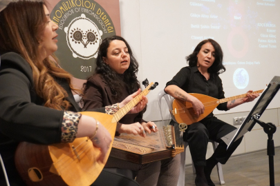 Bursa'da "Kadınlar Dünyayı Çalıyor Söylüyor" programı düzenlendi