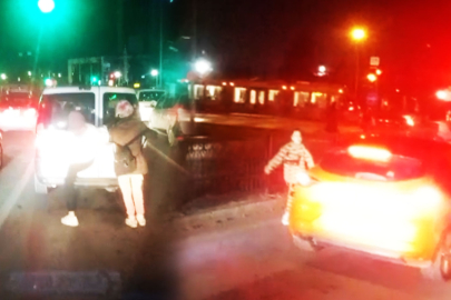 Bursa'nın göbeğinde skandal görüntüler! Dilenci çocuklar araçlara saldırdı