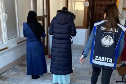 Çorum'da zabıtayı gören dilenciler camiye kaçıp namaza durdu