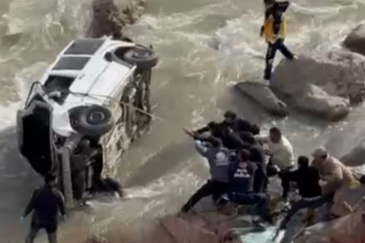 Hakkari Zap Suyu’na uçan aracın sürücüsünün cansız bedenine ulaşıldı