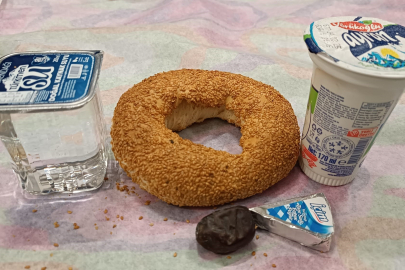 Kütahya'da hurma, su, ayran, peynir ve simitle iftar