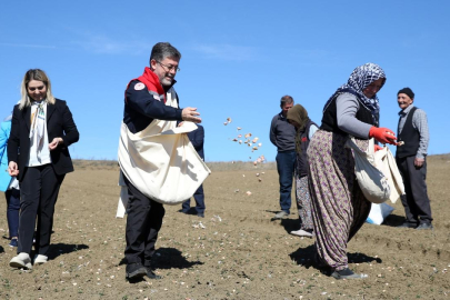 Bakan Yumaklı sarımsak ekimine katıldı