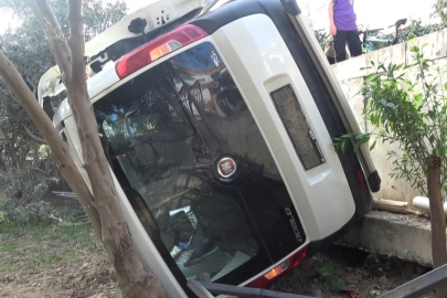 Antalya'da kavşakta kaza yapan araç evin bahçesine uçtu