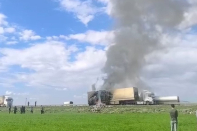 Mardin'de seyir halindeki tır alev alev yandı