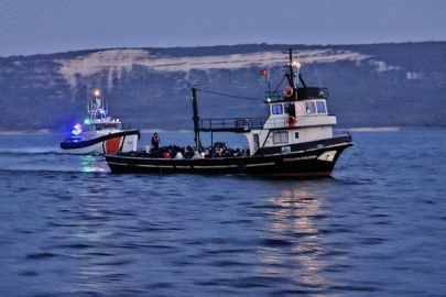 Çanakkale'de balıkçı teknesinde 109 kaçak göçmen ile 3 göçmen kaçakçısı yakalandı