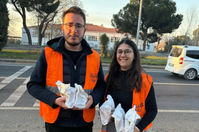 Manisa’da iftara yetişemeyen vatandaşlara AK Partili gençlerden ikram