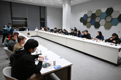 Bursa'da Uyumayan Kütüphane'de ders çalışan öğrencilere sahur ikramı