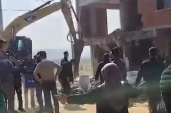 Bursa'daki kaçak binanın yıkımında ortalık karıştı!