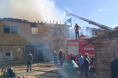 Uşak’ta 3 evin zarar gördüğü yangın söndürüldü