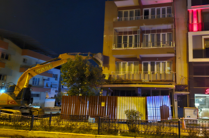 Aydın'da 3 katlı bina yıkılmasın diye kepçeyle desteklendi