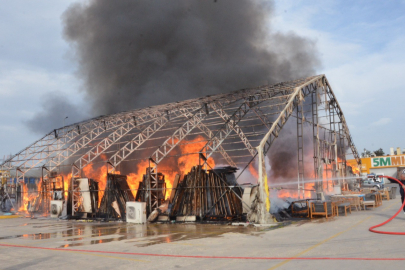 Edirne Keşan'da mobilya satışı yapılan çadırdan yükselen alevler korkuttu