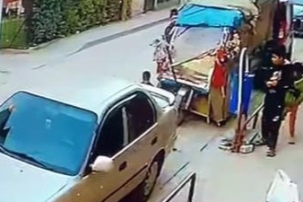 Kocaeli'de biri oyaladı, diğeri kucağındaki bebekle çaldı