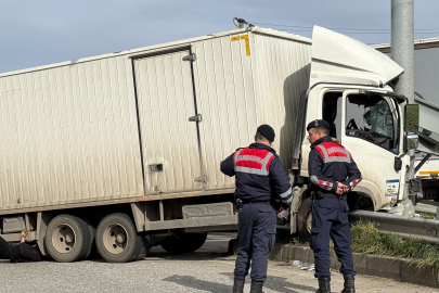 Sakarya D-650’de korkutan kaza, kamyonet yön tabelasına ok gibi saplandı: 1’i ağır, 2 yaralı