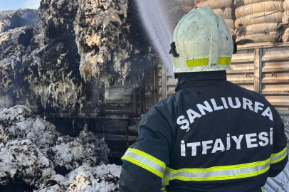 Şanlıurfa'da pamuk yüklü tır alev alev yandı