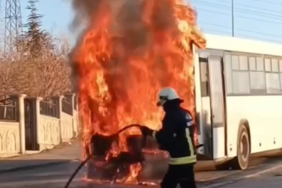 Van'da servis otobüsü alev alev yandı