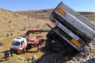 Batman'da briket yüklü tır devrildi