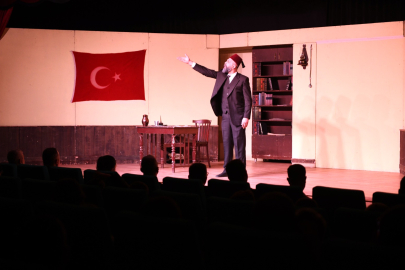 Bursa'da "Şair, Şiir, Şuur Mehmet Akif Ersoy" oyunu izleyicilerle buluştu