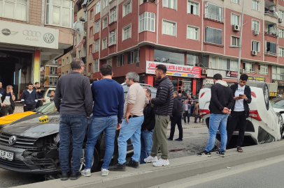 İstanbul Esenler'de zincirleme kaza: 6 araç ve motosikletin karıştığı kaza anı kamerada