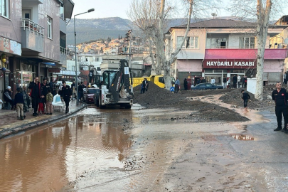 Kahramanmaraş'ta su borusu patladı, iş yerleri ve araçlar zarar gördü