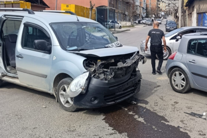 Karabük'te hafif ticari araç ile otomobil çarpıştı