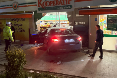 Tekirdağ'da kontrolden çıkan otomobil 3 kişiye çarpıp markete daldı