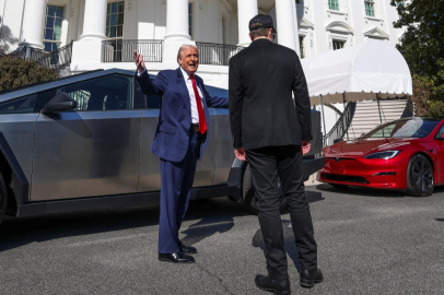 Elon Musk ve Trump'ın verdikleri poz başlarına dert açtı!