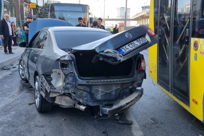 İstanbul Avcılar'da otomobil önce İETT otobüsüne sonra bariyerlere çarptı