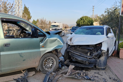 Kocaeli'de panelvan ile SUV araç kafa kafaya çarpıştı: 2 yaralı