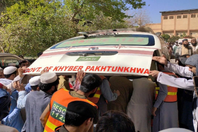 Pakistan'da bir camiye düzenlenen bombalı saldırıda 4 kişi yaralandı