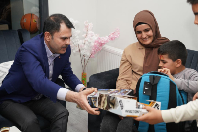 Bakan Kurum Hatay’da depremzede ailenin yeni evine misafir oldu